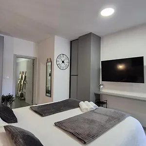 Cave With Free Parking Apartment